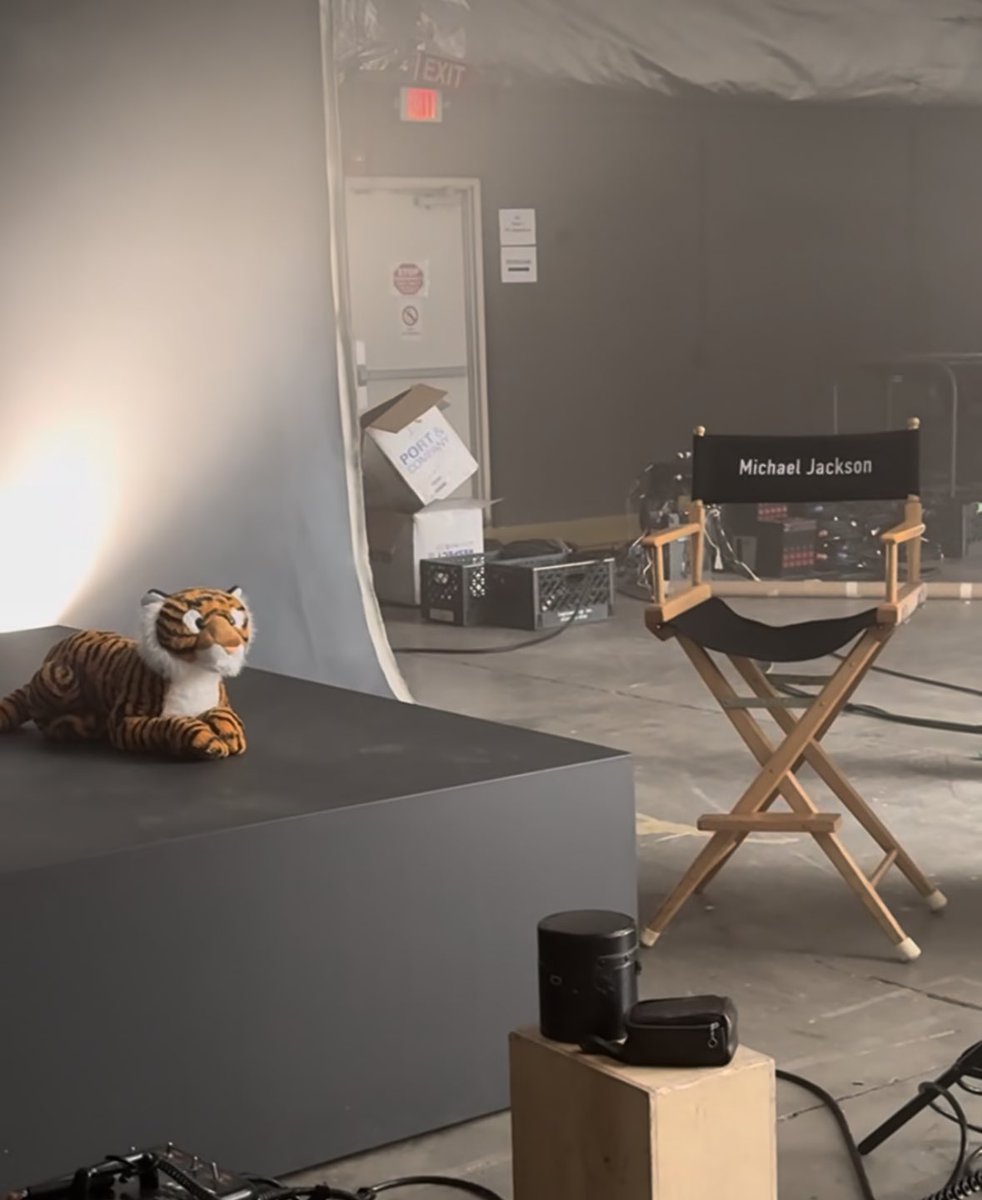 DiscussingFilm's tweet photo. The Michael Jackson biopic has wrapped filming.

In theaters on April 18, 2025 https://t.co/fktA1Ns34H