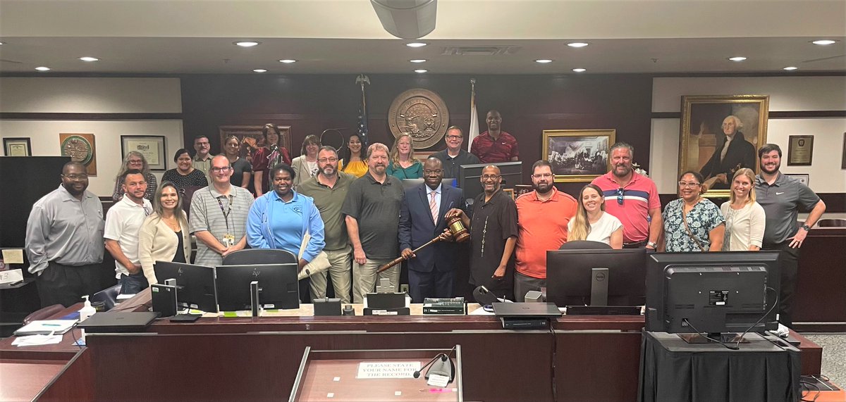 Civics & History teachers from @HillsboroughSch visited the courthouse. They observed a criminal docket, Violation of Probation Court with Judge Nick Nazaretian & they met Chief Judge Christopher Sabella.
So great to have these educators at the courthouse!
#Education #13Strong