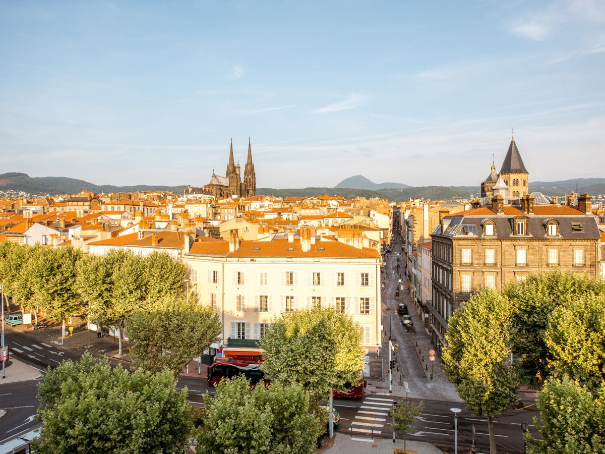 FNCE's tweet photo. Des investissements concrets, en région, pour améliorer la vie de tous ? C'est ce qui se cache derriÚre le slogan des Caisses d'Epargne #PlusProchePlusUtile.
đ° En 2023, la @CaissEpargneAL a consacrĂ© 2,1 milliards d'euros Ă l'Ă©conomie locale, en finançant terrains de sport, commerces, pistes cyclables,...
đšFabrice Gourgeonnet, prĂ©sident du directoire de la Caisse d'Epargne d'Auvergne et du Limousin (CEPAL) : "Nous sommes persuadĂ©s que la transformation de notre sociĂ©tĂ© se joue dâabord au niveau local. Plus nous serons proches des problĂ©matiques de nos clients, plus nous serons utiles et crĂ©ateurs de valeur sur nos territoires"
đ Ă lire ici >>https://t.co/9pofthnJsS