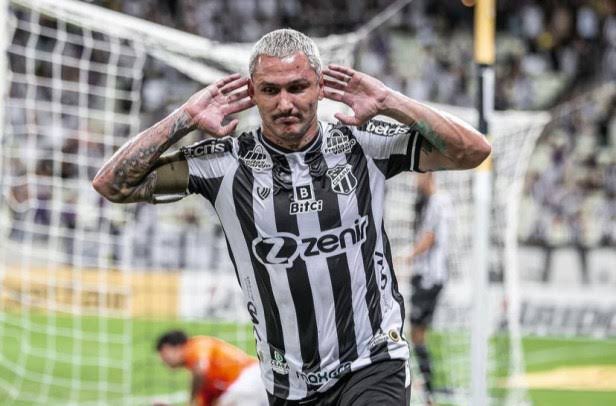 ✅ SEGUE O RECORDE

Com sua primeira fase praticamente terminada, a melhor campanha da história da Sul-Americana nos grupos segue sendo do Ceará de 2022.

Foram 6 vitórias em 6 jogos com 17 gols marcados.

Também é do Vovô a maior sequência de vitórias da história do torneio: 8️⃣