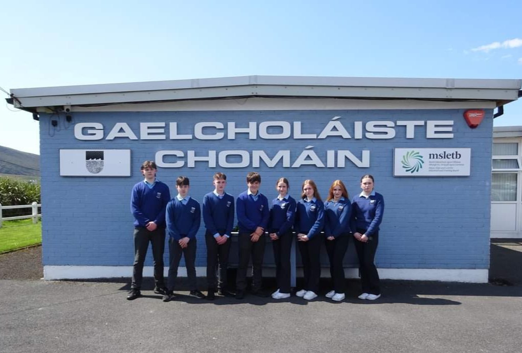 Ádh mór le scoláirí na tríú bliana atá ag tabhairt faoi na scrúduithe stáit an tseachtain seo chugainn! 📚🍀