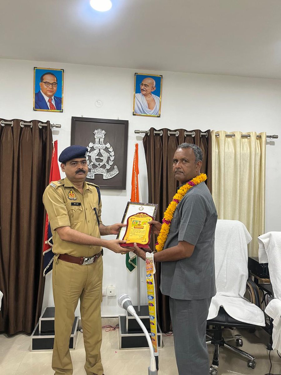 lalitpurpolice's tweet image. #ADDLSP @kumaranil_ASP द्वारा पुलिस लाइन में अधिवर्षता आयु पूर्ण कर सेवानिवृत्त हुए S.Iश्री सुरेश बाबू , S.I श्री प्यारे लाल व आरक्षी रामजी वर्मा को उपहार भेंट कर उनके उज्जवल भविष्य की कामना करते हुये भावभीनी विदाई दी गयी ।