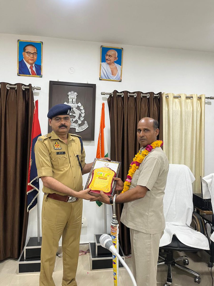 lalitpurpolice's tweet image. #ADDLSP @kumaranil_ASP द्वारा पुलिस लाइन में अधिवर्षता आयु पूर्ण कर सेवानिवृत्त हुए S.Iश्री सुरेश बाबू , S.I श्री प्यारे लाल व आरक्षी रामजी वर्मा को उपहार भेंट कर उनके उज्जवल भविष्य की कामना करते हुये भावभीनी विदाई दी गयी ।