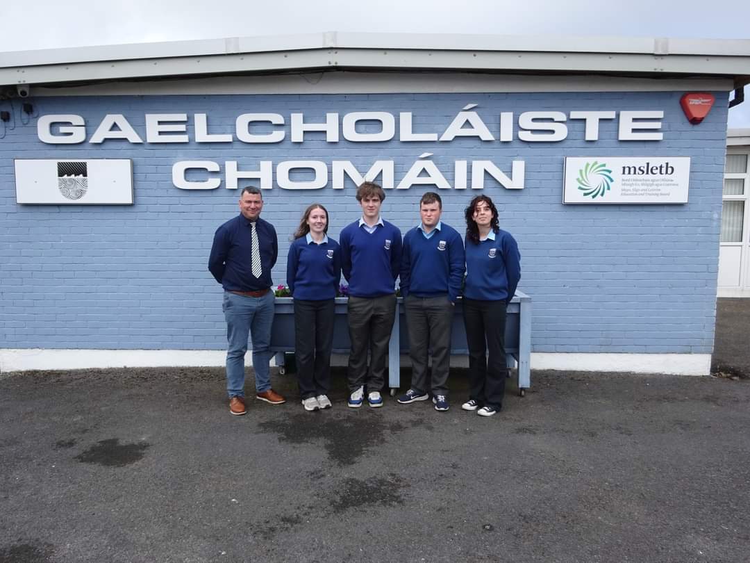 ColaisteChomain's tweet photo. Guímid gach rath ar scoláirí na hArdteiste 2024. Bhaineamar an-taitneamh as na blianta libh sa scoil. D’oibrigh sibh go dícheallach agus go díograiseach i gcónaí. Aireoimid uainne sibh. Guímid gach rath oraibh don todhchaí! 📚🍀🤩 https://t.co/wJknZdpETq