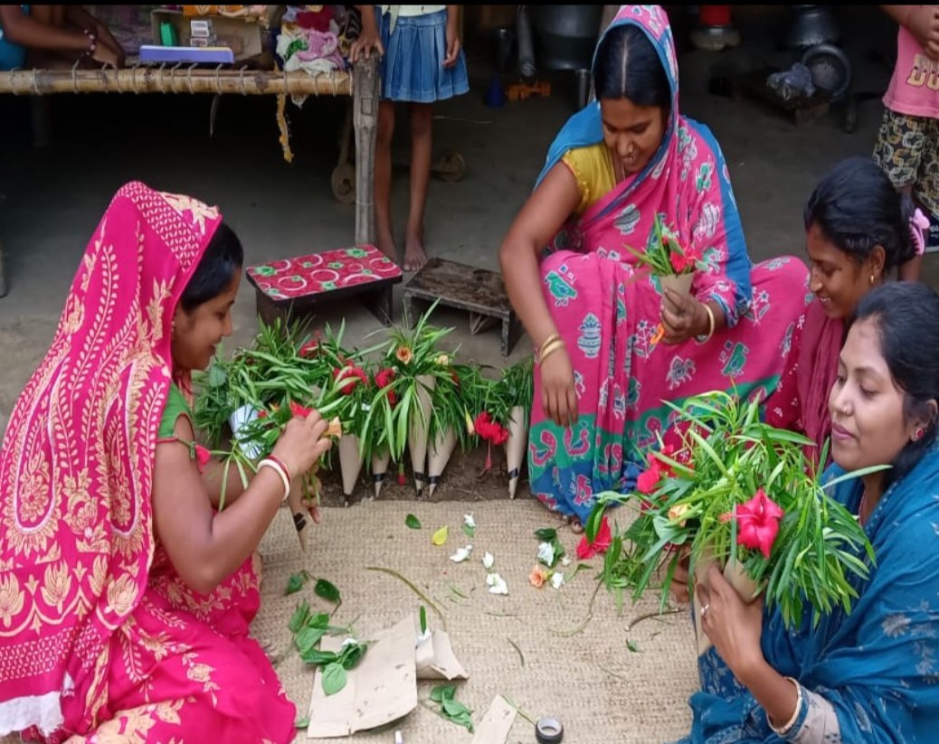 चुनाव का महापर्व है, तैयारी तो बनती है..💐💐 पाकुड़ में बूथ पर ले जाने के लिए गुलदस्ता तैयार करतीं सखी मंडल की सदस्य दीदीयां..!! #Phase7 #ChunavKaParv #LokSabhaElections2024 @ECISVEEP @SpokespersonECI 📷 DEO Pakur