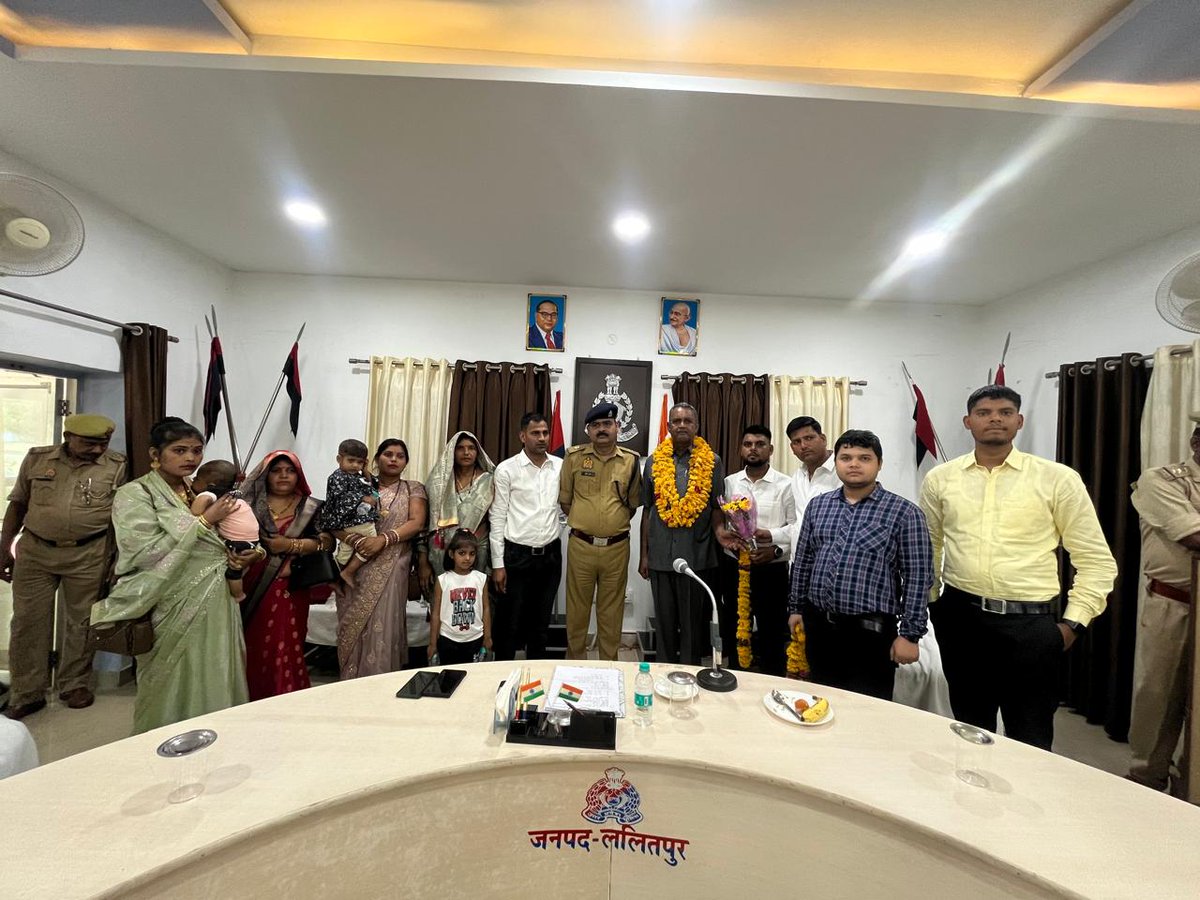 lalitpurpolice's tweet image. #ADDLSP @kumaranil_ASP द्वारा पुलिस लाइन में अधिवर्षता आयु पूर्ण कर सेवानिवृत्त हुए S.Iश्री सुरेश बाबू , S.I श्री प्यारे लाल व आरक्षी रामजी वर्मा को उपहार भेंट कर उनके उज्जवल भविष्य की कामना करते हुये भावभीनी विदाई दी गयी ।