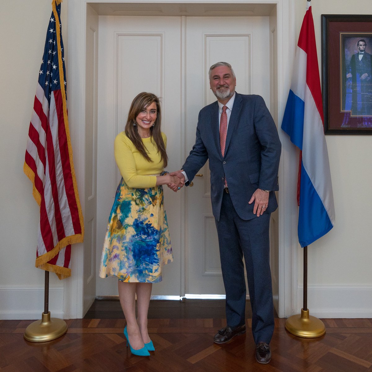 Honored to meet with @USAmbNL Shefali Razdan Duggal to discuss the strong ties between #Indiana and the #Netherlands. Looking forward to future collaborations! 🇺🇸🇳🇱 #INEurope