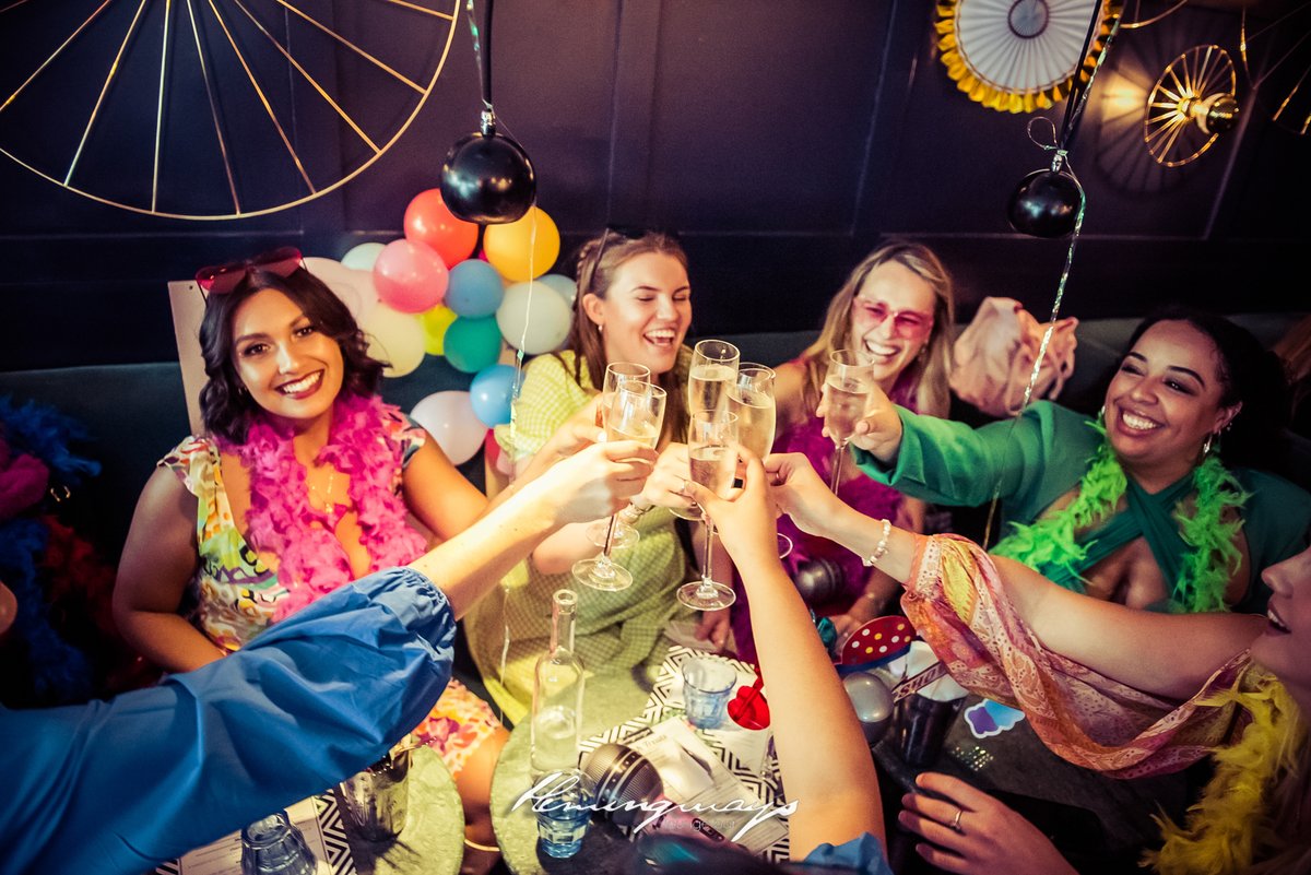 HemingwaysBar's tweet image. It's finally here — New Year's Eve! Time to let the bubbles flow and the cocktails sparkle!
.
.
.
#NewYearsEveCelebration #BubblesAndCocktails #CheersToTheNewYear