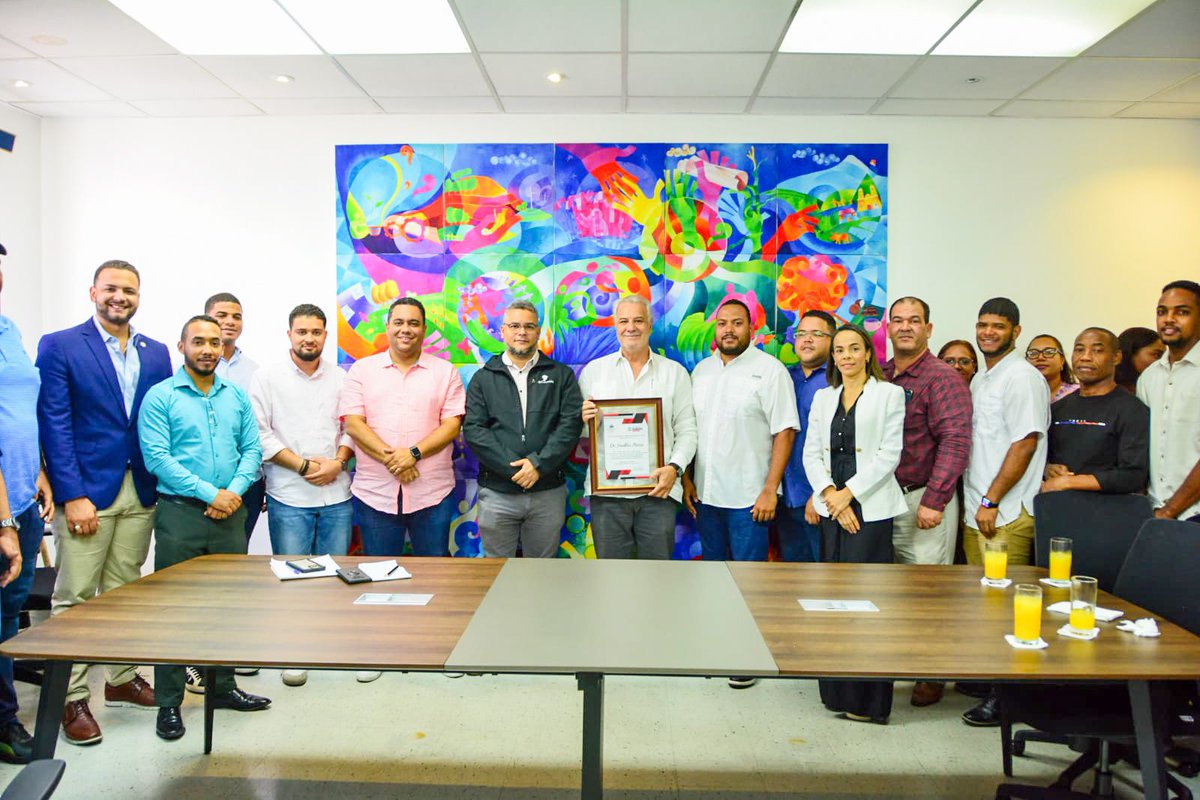 Es un honor para nosotros en el FEDA reconocer a Franklin Marín Vargas, representante del IICA, por su excepcional colaboración, dedicación y compromiso en numerosos programas, proyectos y seminarios de alto nivel.