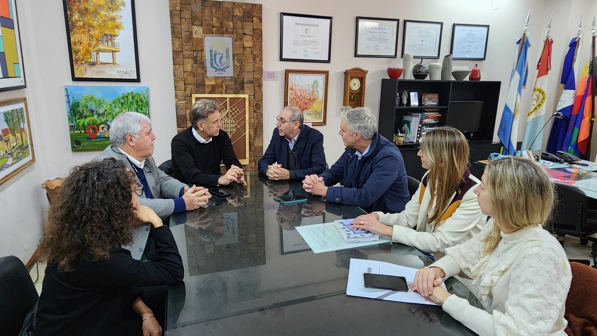 Seguimos fortaleciendo lazos y apoyando el desarrollo regional. Hoy el presidente de la BCR Miguel Simioni, junto con el prosecretario Jorge Tanoni; el director de RRII <a href="/williamsandres/">Andrés Williams</a> y la gerenta de <a href="/FundacionBCR/">FundaciónBCR</a> <a href="/Anitaclarita/">Anaclara Dalla Valle</a> visitaron la localidad de Firmat (+)