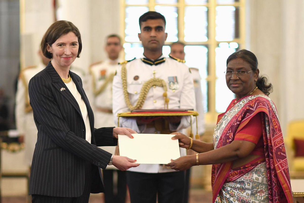 Deeply honoured to have presented my credentials today to President Droupadi Murmu at @rashtrapatibhvn. 🇬🇧🤝🇮🇳