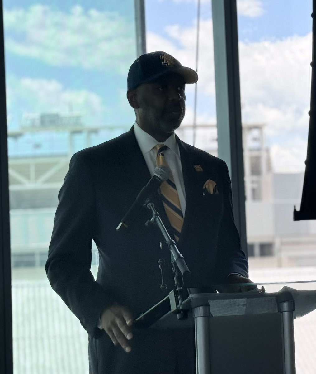 Now_Jenn's tweet photo. ✨The highlight of my week ✨Joining fellow HBCU alum in #PublicService to celebrate the 1st. HBCU Public Service Program Luncheon with @DOES_DC’s inaugural cohort. This event highlighted the amazing talent that comes from our HBCUs #Howard
#TogetherDC #HBCUPublicServiceProgram https://t.co/mT4FObNLCE