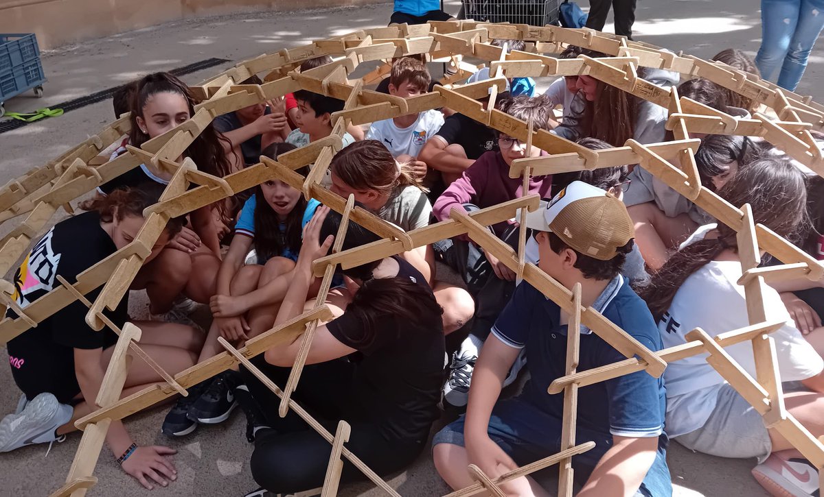 Mentrestant, a l’Institut, l’Àmbit Matemàtic ha organitzat una sortida a l’<a href="/MMACA_cat/">Museu de Matemàtiques de Catalunya - MMACA</a>, per seguir apropant aquesta disciplina a l’alumnat de 1r d’ESO, activant tots els sentits!