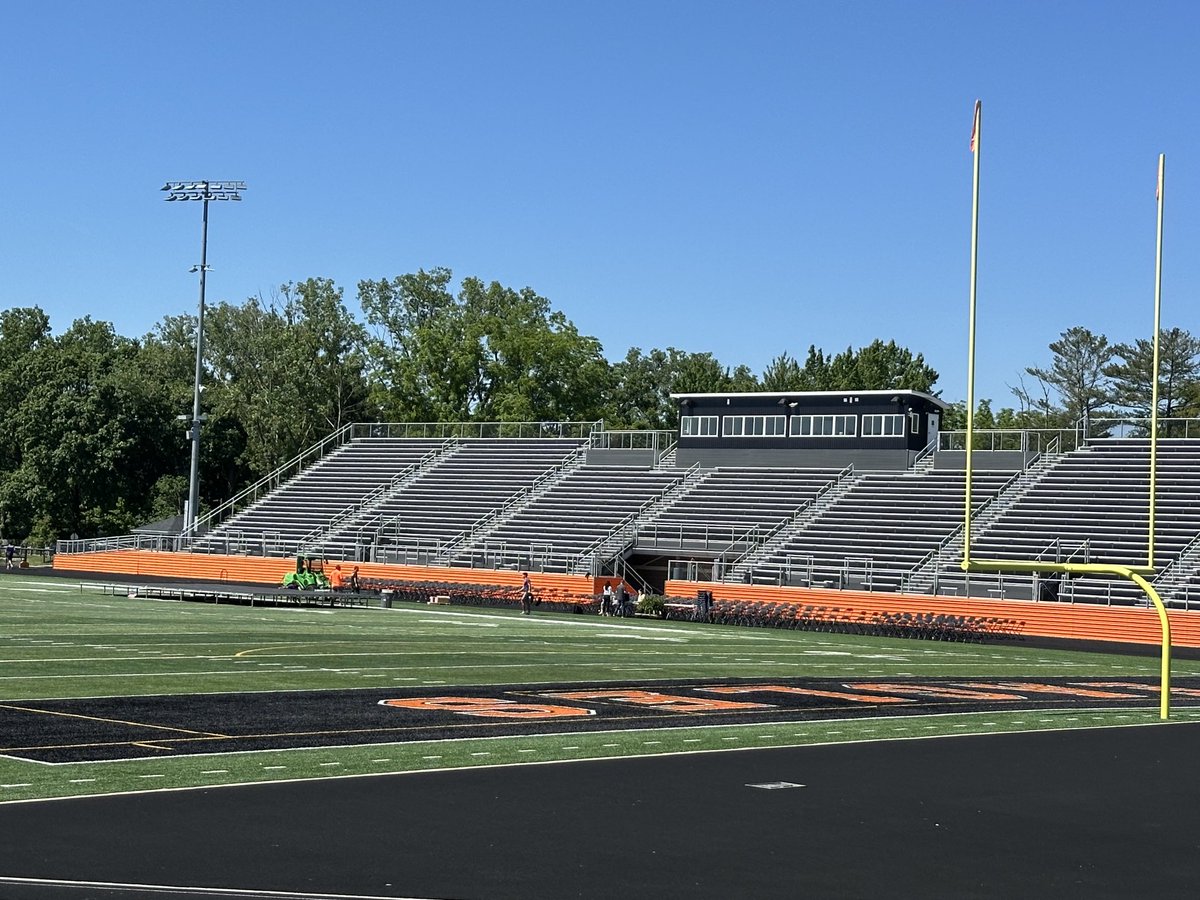 The calm before the big night!🧡🖤🦅⁦<a href="/NOEagles/">North Olmsted Eagles</a>⁩ ⁦<a href="/NOCSEagles/">NorthOlmstedSchools</a>⁩ ⁦<a href="/JessBarwacz/">Jess Barwacz</a>⁩ ⁦<a href="/KoontzNohs/">NOHS_koontz</a>⁩