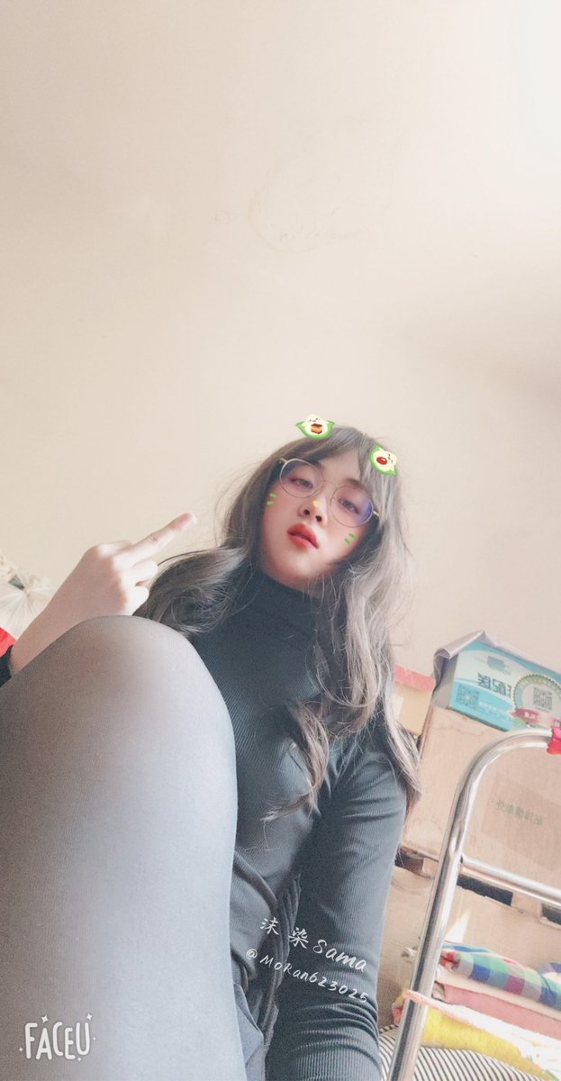 呦~卑微低能的劣质早泄贱狗~🖤只是看着祖宗的高跟红底🖤就忍不住吐着舌头无脑发情吗~🖤幻想狗脸埋进祖宗高贵的酸臭丝足里🖤没用的下体处男猪鞭就撑起帐篷了~🖤真有意思呢~现在！把脸埋进酸臭丝足里熏烂猪脑的同时喷出劣等精液~🖤

#文媛 #伪娘 #伪娘の日常 #sissy #cd #CDS #带把少女 #伪娘s #女装子