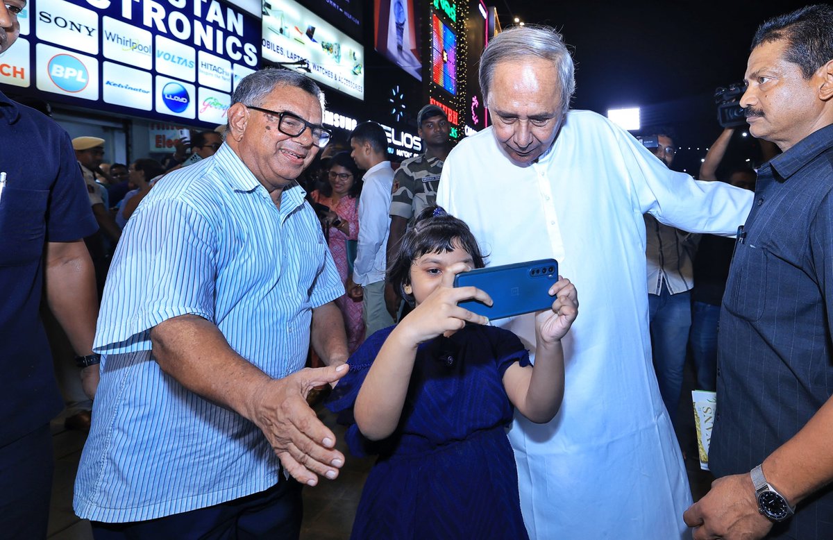 Caught in a candid moment: During the crucial period leading up to the final phase of the election, HCM @Naveen_Odisha finds time to indulge in his passion for reading. A glimpse of his down-to-earth nature as he explores books at Master Canteen, Bhubaneswar. #NaveenOdisha