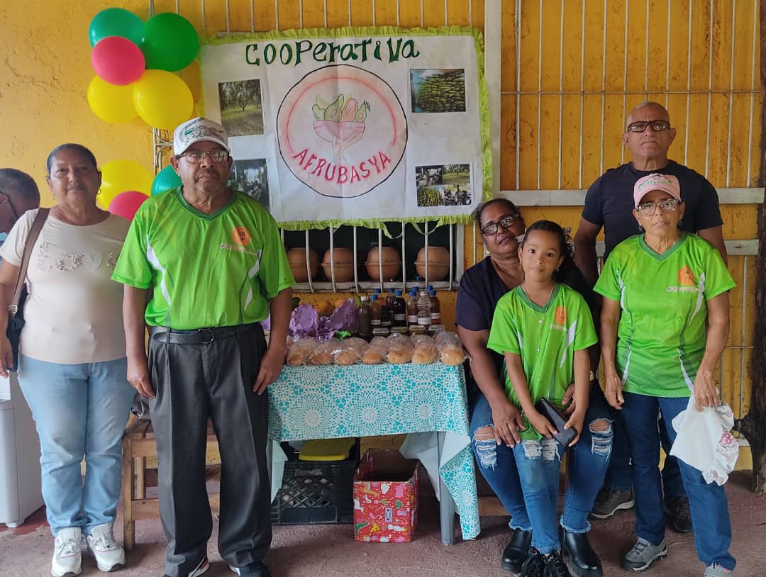 Sunacoop_VE's tweet photo. #AlMomento Se desarrolla  el Encuentro Vivencial sobre Cooperativismo en el estado #Yaracuy

#ComunaONada
#EconomiaParaLaVida
 
@NicolasMaduro 
@GuyVernaez 
@hvargas1979 
@EulaliaTabares 
@ComunasVE_ https://t.co/DDrxnWKH21