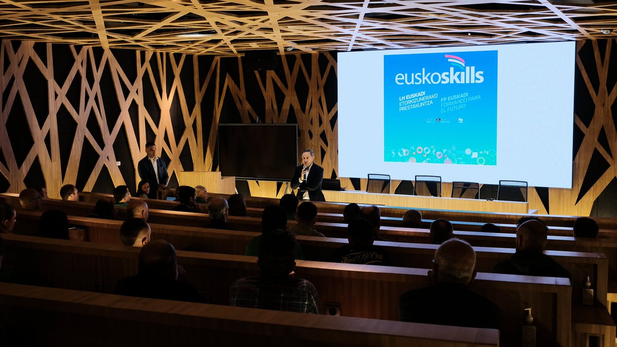 La Viceconsejería de FP de Euskadi, presidida por Jorge Arévalo @jarevalo_FP, se ha reunido en @tknika con la representación de 𝑬𝒖𝒔𝒌𝒐𝑺𝒌𝒊𝒍𝒍𝒔. Reconocimiento y agradecimiento al trabajo realizado. ¡Enhorabuena por los excelentes resultados obtenidos ! Eskerrik asko!