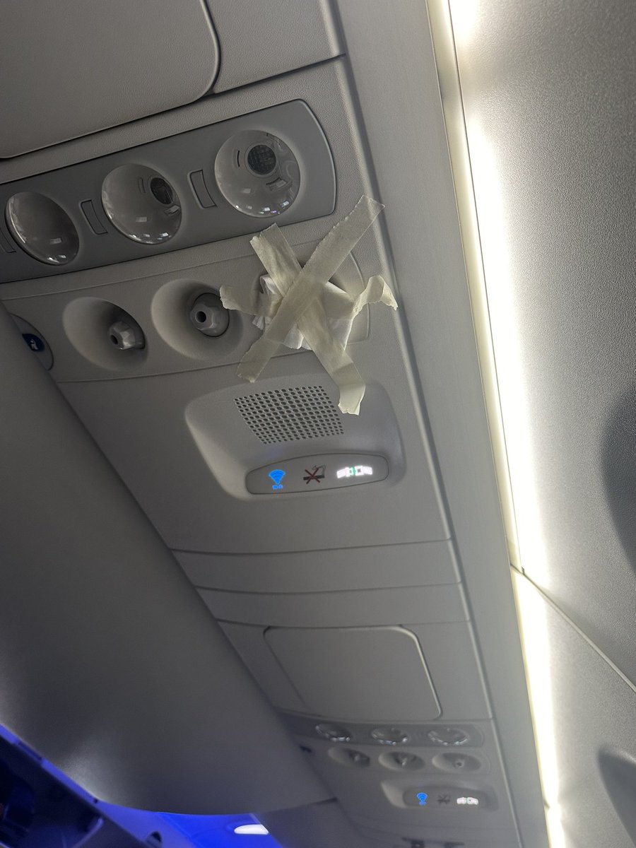 Sydneeberg's tweet image. What’s going on here @Delta