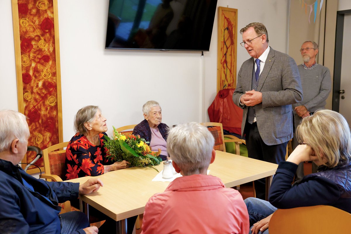 „Entscheidend ist, dass kein Mensch alleine gelassen wird, dass wir miteinander leben“, so Ministerpräsident @bodoramelow zum Besuch des Nachbarschaftsfests der Tagespflege der @diakonie am Erfurter Ringelberg zur Aktion „Tag der Nachbarn“ am Nachmittag. In fröhlicher Runde mit