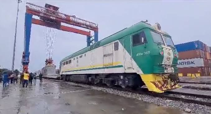 iamikuku's tweet photo. The Federal Ministry of Transportation has successfully expanded and modernized our rail network, driving economic growth and enhancing connectivity nationwide. Among the remarkable milestones:

#OneYearProgress #NigeriaOnTrack https://t.co/zzfIaITkKR