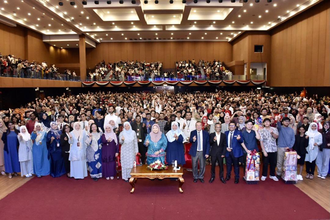 MohdShukriYajid's tweet photo. Congratulations to all who have successfully completed your Personal Enrichment Competency (PEC) certificates. PEC Carnival 2024's week-long carnival saw #MSUrians showcased their soft skill qualities across faculties. Well done! @MSUmalaysia @MSUcollege #PECcarnival2024 https://t.co/DLHqRqSHJh