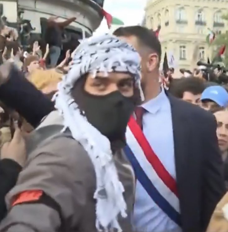 #LFI aime se montrer devant les vidéos avec une écharpe tricolore mais ils servent les intérêts des islamistes
