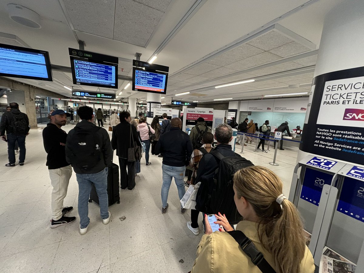 bidoric's tweet photo. Ready for @Paris2024 @parisolympicss ….. well not @ClientsRATP @IDFmobilites . 20mn to buy a basic @RERB ticket from Gare du Nord with #machine from the 19th century 😱 https://t.co/O9Jo11TAyv