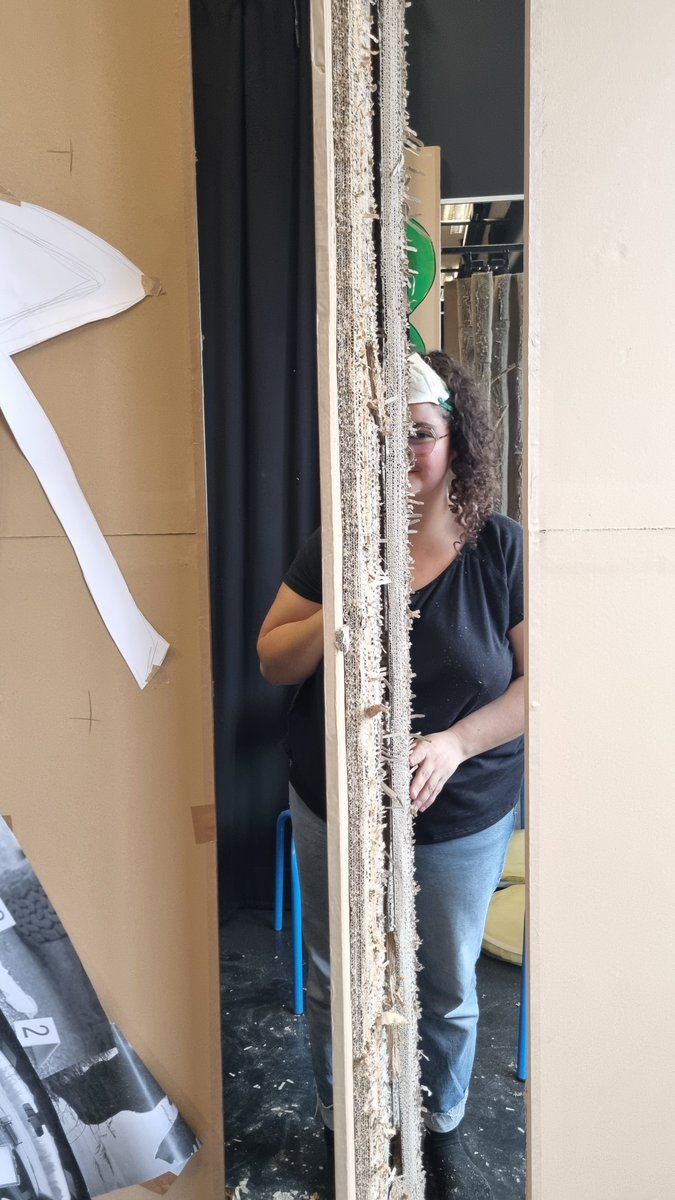 [EN CHANTIER] [ESNAM13]
Cartes Blanches de la 13e promotion de l'#ESNAM
Partage de quelques photos du work in progress : fabrication des décors et accessoires
Concentration absolue !
Spectacles du 24 au 26 juin à Charleville-Mézières, sur réservation
Infos marionnette.com