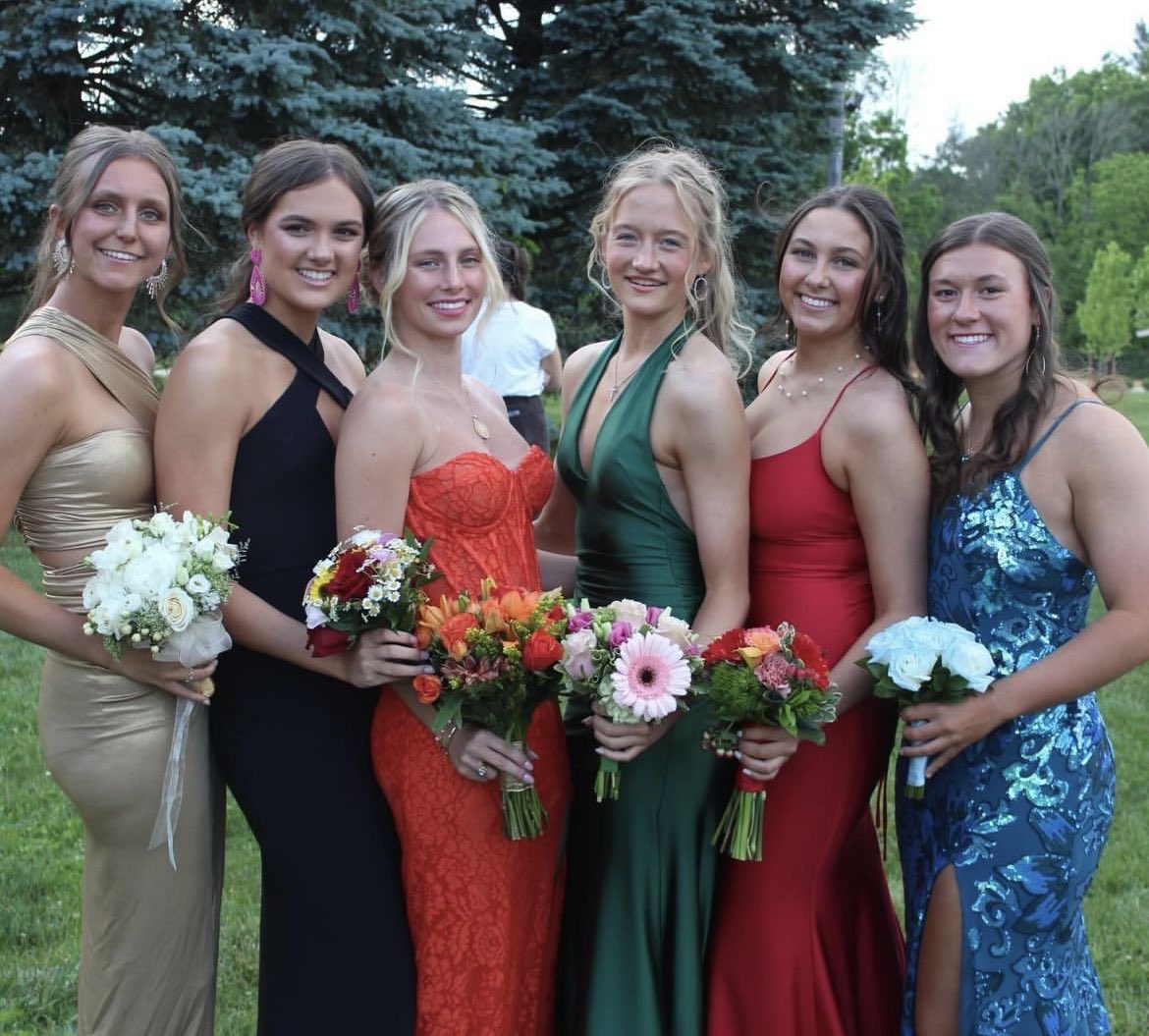 Seniors off to Prom!! Looking good Girls!!!