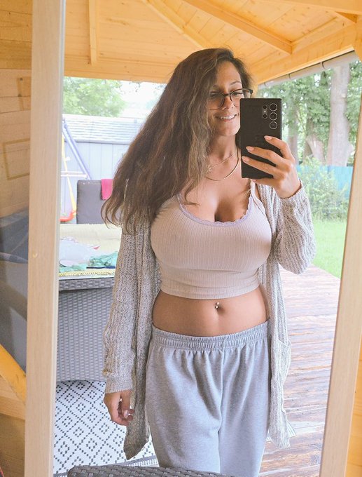 Ich w&uuml;nsche allen ein sch&ouml;nes Wochenende 😊 Bei mir ist Gartenzeit angesagt ☺️ https://t.co/cm3IrVitm<a href="/tag/smile"class="tags"><span>#smile</span></a><a href="/tag/home"class="tags"><span>#home</span></a><a href="/tag/girl"class="tags"><span>#girl</span></a><a href="/tag/happy"class="tags"><span>#happy</span></a><a href="/tag/halloween"class="tags"><span>#halloween</span></a><a href="/tag/couch"class="tags"><span>#couch</span></a><a href="/tag/l%C3%A4cheln"class="tags"><span>#l&auml;cheln</span></a>