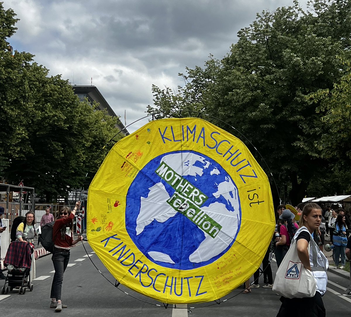 katieholten's tweet image. HUGE climate strike in Berlin today. 13,000 people in the streets! Europe faces a decisive election next week. The radical right hopes to win, but we are out here, defending democracy and fighting for climate justice. 🌍 #ClimateStrike #klimastreik #VoteFuture #Berlin