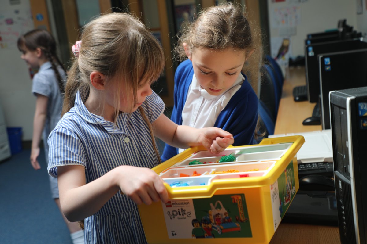 MountSchoolYork's tweet photo. Mount Junior STEM experts make robots! They design artificially intelligent tech beings to carry out tasks. Thanks to our parent body for funding new LEGO equipment. Well done, Junior STEM leaders! #thriveatthemount #liveadventurously #explorediscovercreate #mountschoolyork https://t.co/M9ddkNJ9O5