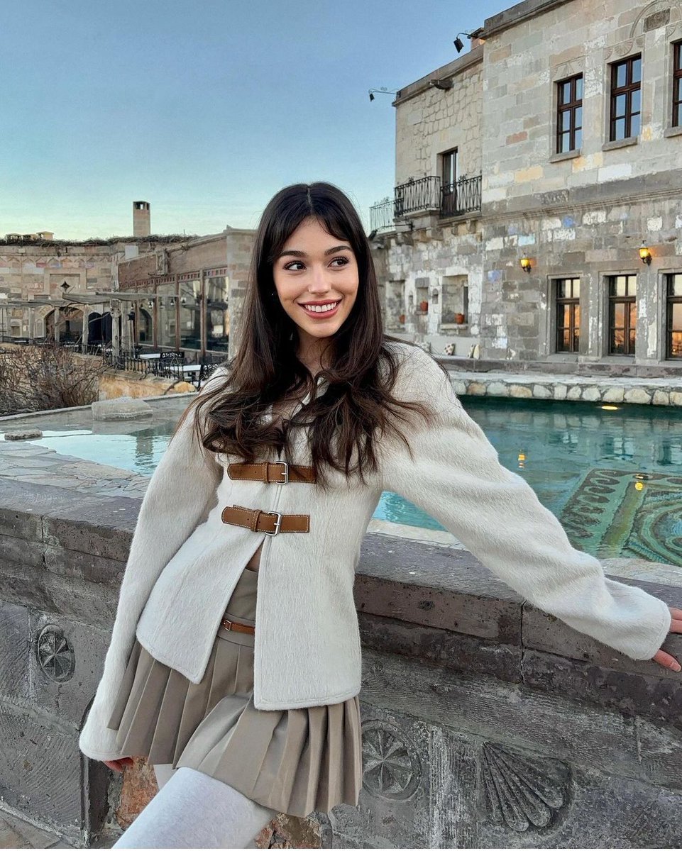 #Karantina kitabının yazarı @beyzaalkoc'un yeni filmi için hazırlıklar başlarken #EnesKoçak ve #MeltemAkçöl'ün filmde partner olacakları konuşuluyor. Bu ikili olursa süper olabilir diyorum ben. 📌