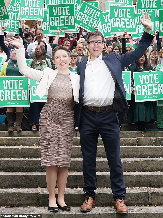 As part of its UK general election manifesto the Green Party proposes:
▪️ Partnerships with South American coca farmers to ensure a 'sustainable supply' of cocaine.
▪️ Specialist pharmacies for the sale of coke & speed  and speed.
▪️The drug testing of MPs before elections.