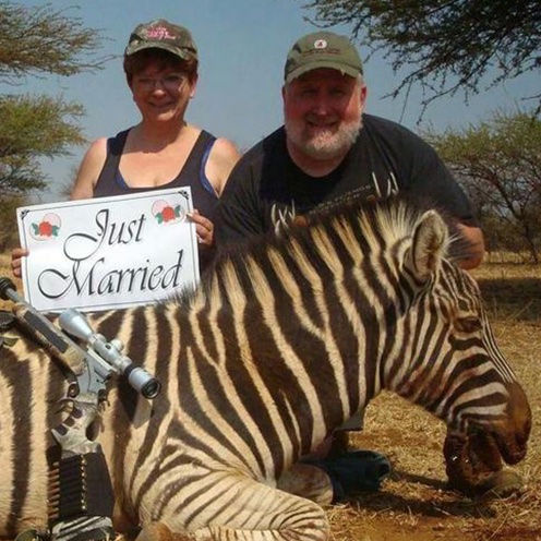 _AnimalAdvocate's tweet image. .@RickyGervais destroys the "trophy hunting aids conservation" con. The con-servatives won't ban importing the murder victims🤬
Vote to StopTheTories.vote✔️
#BanTrophyHunting🆘@CBTHunting
Be #vegan🐾💞
@PeterEgan6 @Protect_Wldlife @RobRobbEdwards @Veganella_ @XposeTrophyHunt