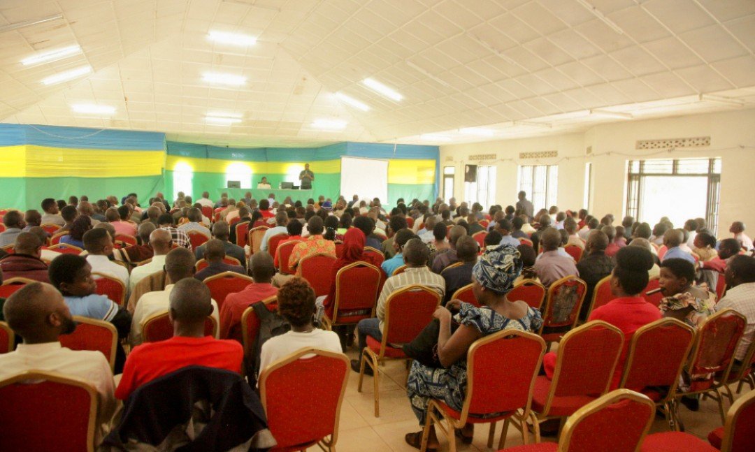 BureraDistrict's tweet photo. Yasabye kandi abakozi kurushaho gukangurira abaturage kwizigama muri EjoHeza,kugira isuku umuco, kugira uruhare ishyirwa mu bikorwa rya gahunda yo kugaburira abanyeshuri ku ishuri saa sita, gutanga Mituweli ya 2024-2025;bakabakangurira kandi kwirinda gukura abana mu ishuri. https://t.co/1R8TykVnsy