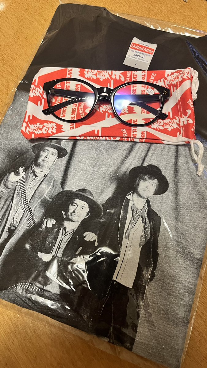 miznori's tweet image. ライブに行くたびに増える怒髪天Tシャツといつも試着しては買わなかった怒髪天印の老眼鏡（+1.50）なまら助かる

#怒髪天
#老眼鏡