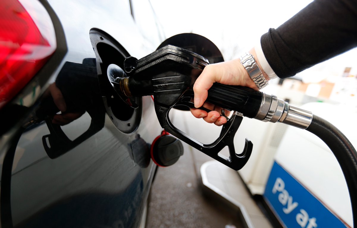 Warning to drivers filling up with diesel this week as law changes express.co.uk/life-style/car…