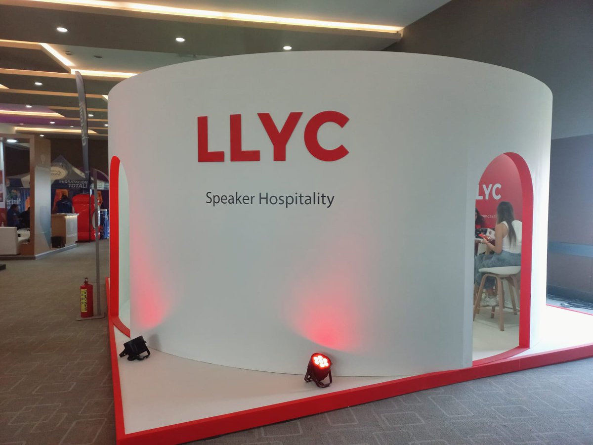 La campaña 'LET’S FLY' despega en el Congreso de Mercadotecnia de Merca2.0. En un aula futurista, líderes del #MarketingLLYC compartieron experiencias y forjaron alianzas estratégicas. ¡El futuro pertenece a quienes se atreven a volar alto! ✨🤝slink.com/llyc:participa…