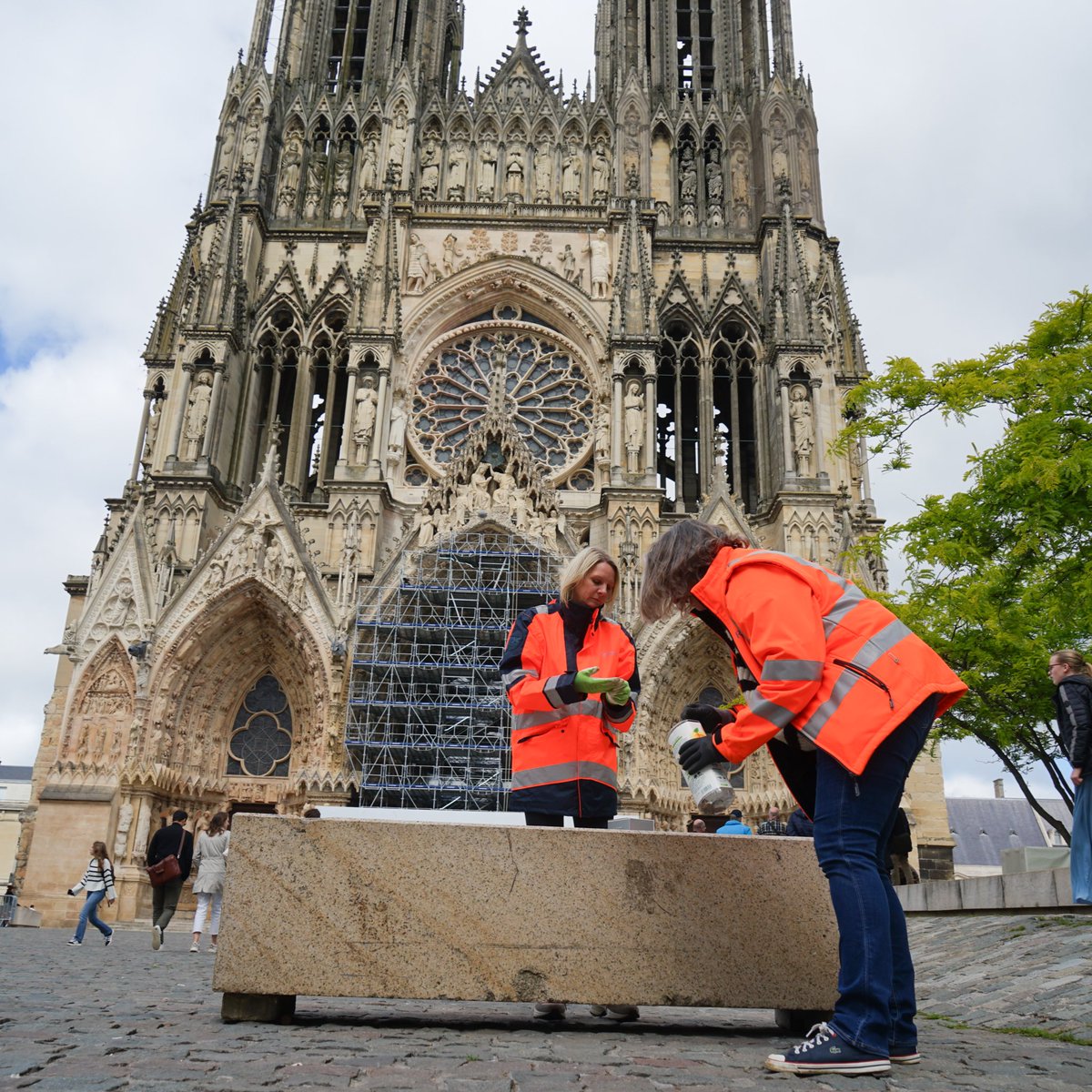 GrandReims's tweet photo. Opération de #ramassage de #mégots sur le parvis de la Cathédrale de Reims, organisée avec l’association #Cleanwalker, dans le cadre du #Mégothon ! Rendez-vous demain pour une nouvelle opération, dès 10h, sur le parvis de la gare Reims-centre. https://t.co/NqVKpU9zZg