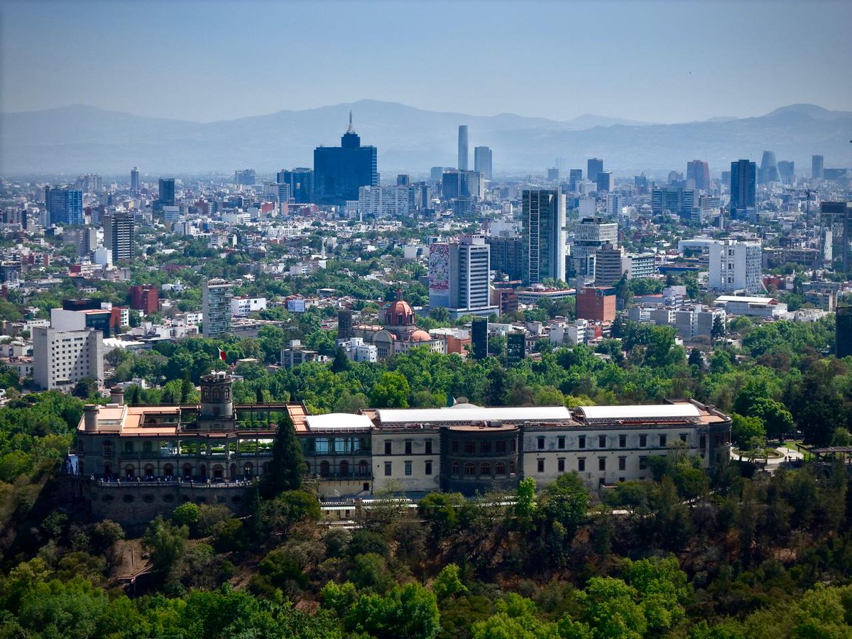¡Buenos días! Les comparto esta hermosa postal de nuestra Ciudad de México, vista desde el Bosque de Chapultepec.