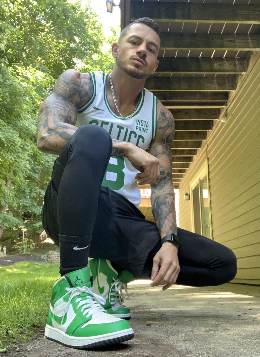 Happy Fridayyyy 🤑🍀👟