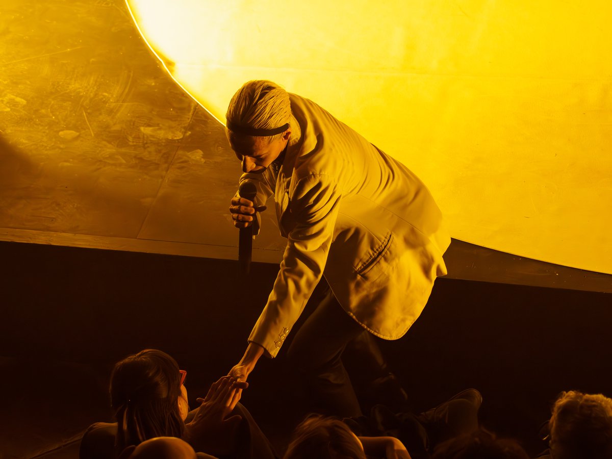 Retour sur la première de #LaManoSinistra du collectif italien #IndustriaIndipendente qui fait la clôture du #ParisGlobeFestival. Dernière ce soir à 20h suivie d'une petite fête pour célébrer la richesse de la création internationale → swll.to/parisglobe-tpv
📷Marie Charbonnier