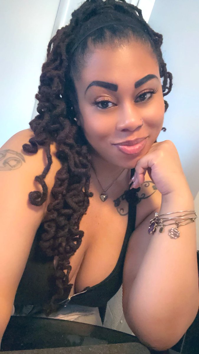 GoldieLocs___'s tweet image. Twitter old folks home: drop a selfie with your age if you’re over 30

39