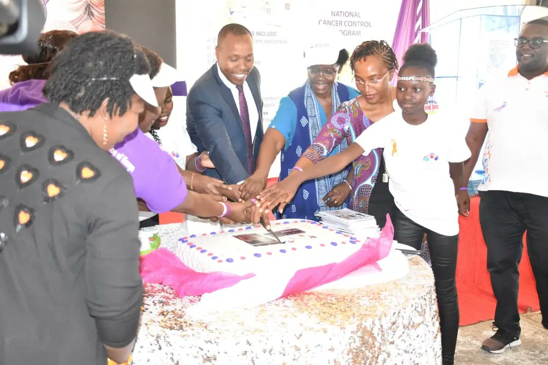 This is a 'cancer survivors event' at Kenyatta National Hospital. You can see they are cutting a cake (and will drink sodas and juices) to 'celebrate' the event. When we say ignorance is worse than cancer, this is exactly what we mean. Take care of your health. #FoodFriday