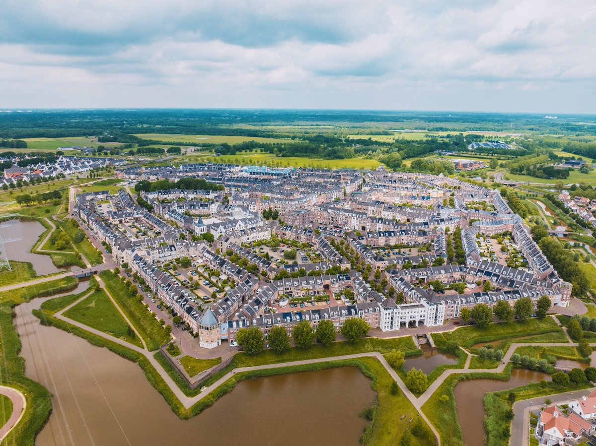 The Aesthetic City (@_aesthetic_city) on Twitter photo A new town was built in the Netherlands and it’s not what you’d expect…
A thread🧵 A new town was built in the Netherlands and it’s not what you’d expect…
A thread🧵