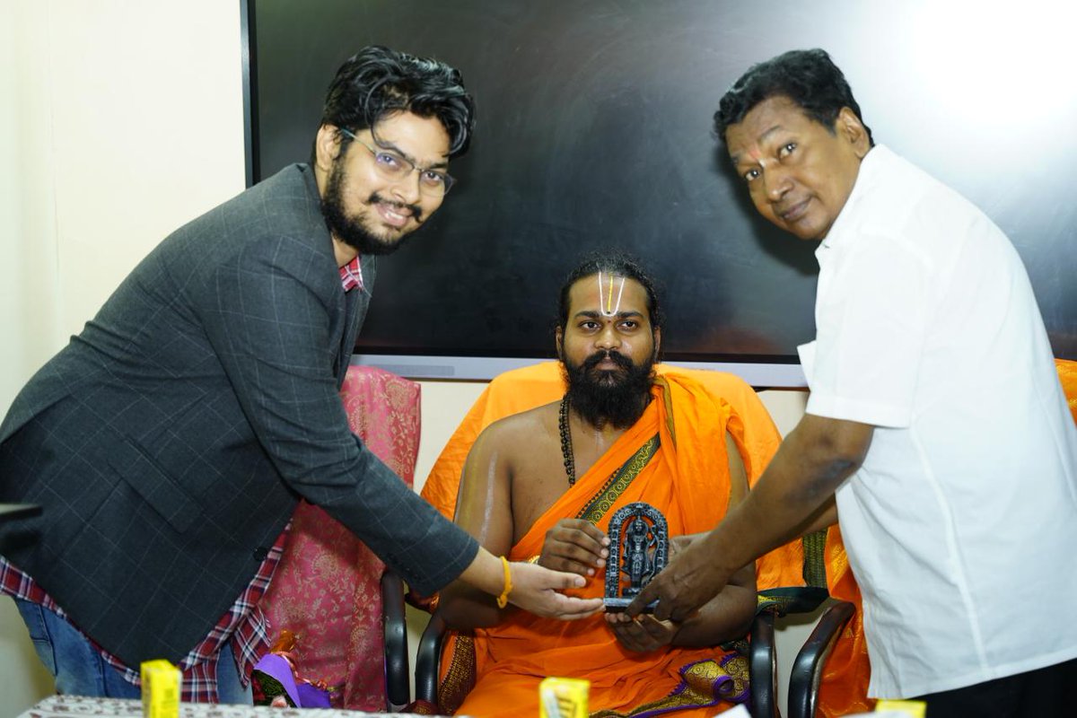 IDhanurveda's tweet photo. Sriman Vibhakar Uday Tiwari Guruji has been honored with the Spiritual Scientist Award by the Department of Emotional Education at Andhra University.
#isodhan  #vibhakaruday #dhanurvidya https://t.co/WFiq8lDHo3