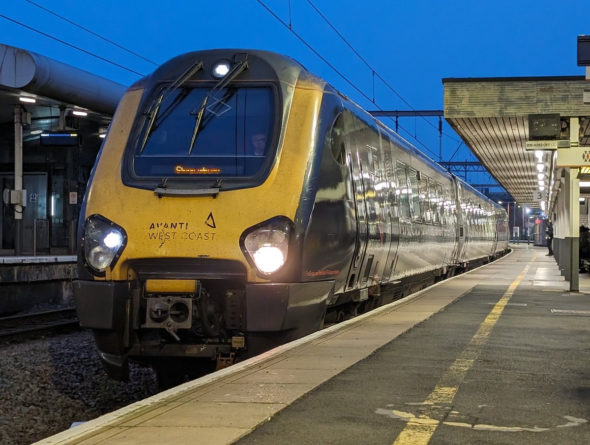 DownOnTheStour's tweet photo. A busy 20 mins once I arrived back from Wellington 😲

Managed to see off the Salop ECS one last time, @RailVaramis Dusty Bins passed through and RA HSTs headed home 📸

Time for bed 💤 

#DOTS #railwayphotography #trainphotography #class221 #voyager #class321 #HST https://t.co/WJXpoZLSnq