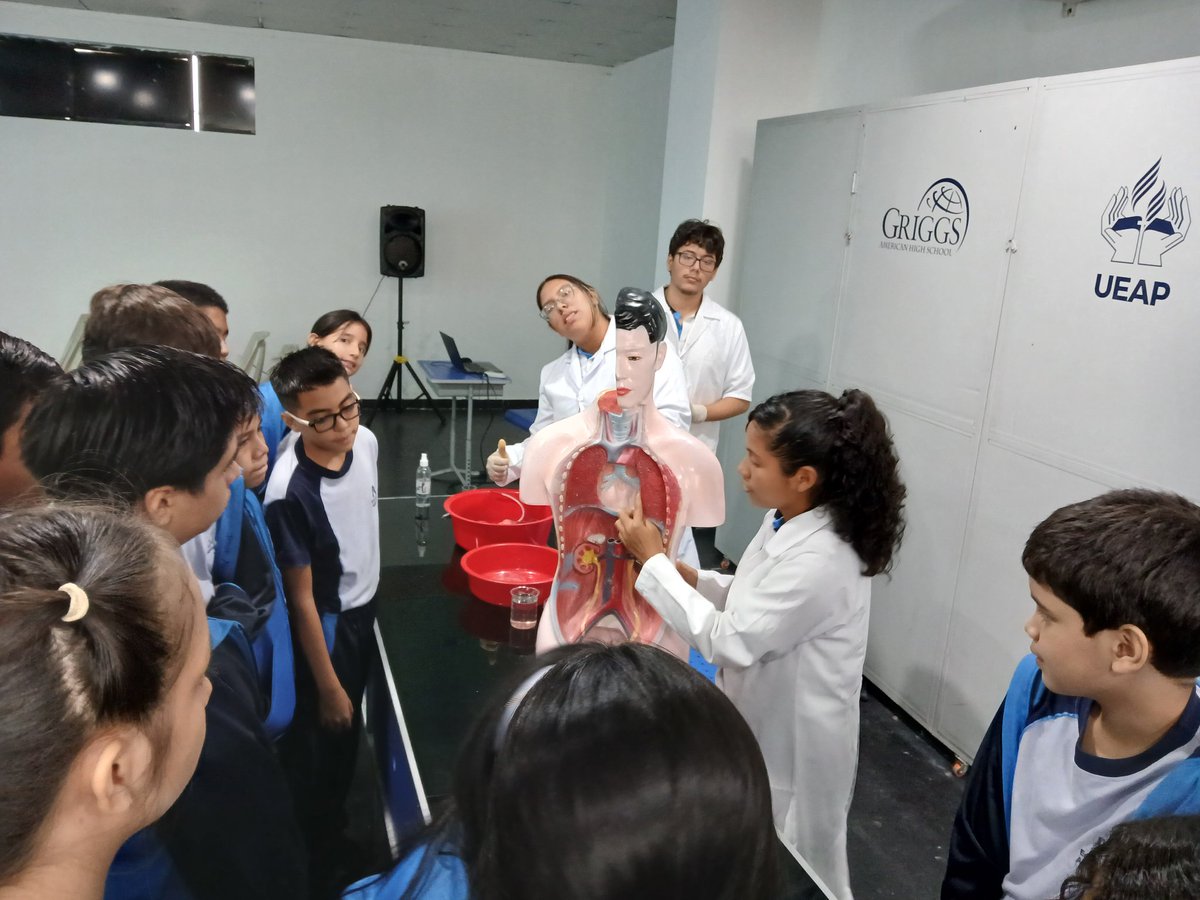 MilSan39's tweet photo. .@MaryBaque7 .@ueap9016 Estudiantes de la Unidad Educativa Adventista del Pacifico, realiza charlas por el día sin fumar. https://t.co/VJCIsQL36H